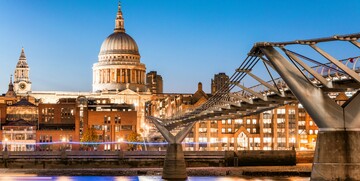 St. Paul's katedrala i milenijski most na putoavanju u London