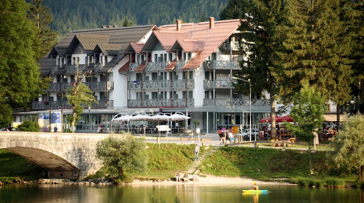 Skijanje i wellness u Sloveniji, Bohinj Hotel Jezero, jezero i šetnica