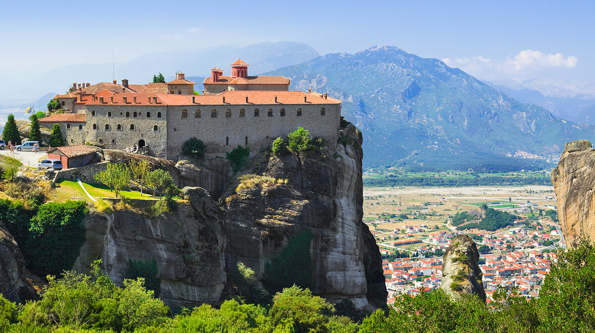Meteora, skupina grčkih pravoslavnih manastira izgrađenih na visokim kamenim liticama