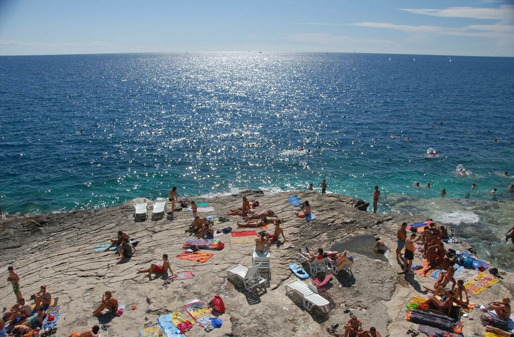 Pula, Apartmani Horizont, kupanje na stijenama