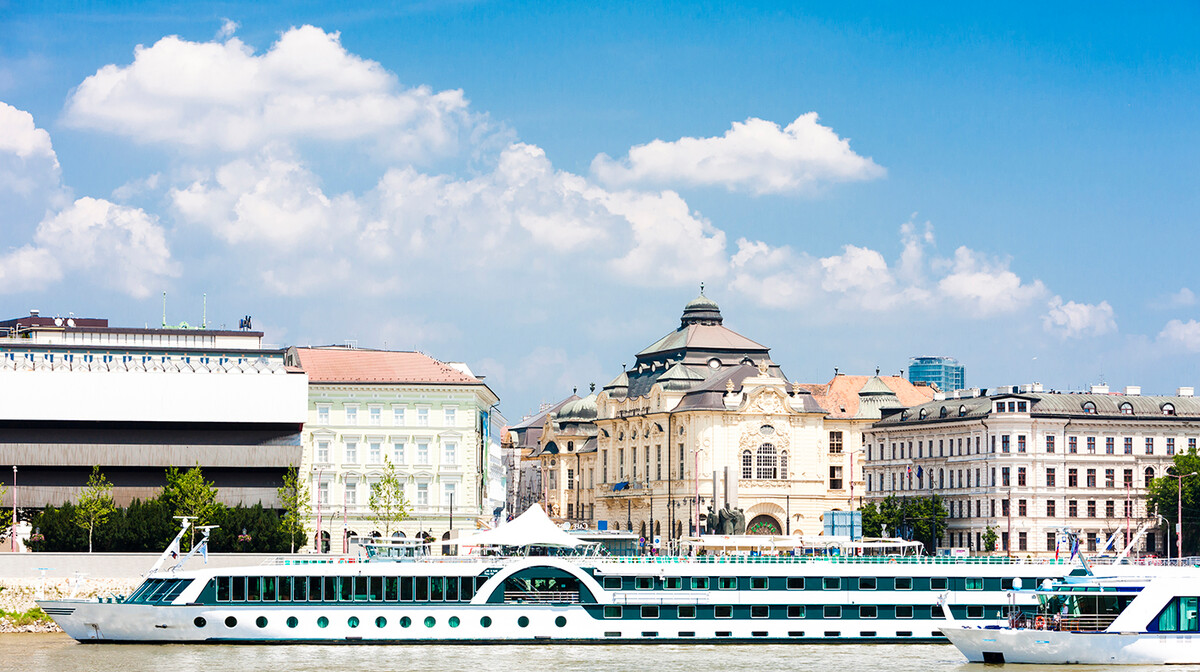 Brod na Dunavu u Bratislavi, putovanje u Bratilslavu, Mondo travel