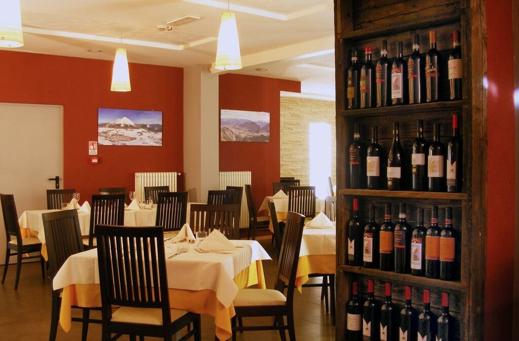 Skijanje u Italiji, skijalište Monte Bondone, Dolomiti Chalet Family Hotel, restoran i ponuda vina