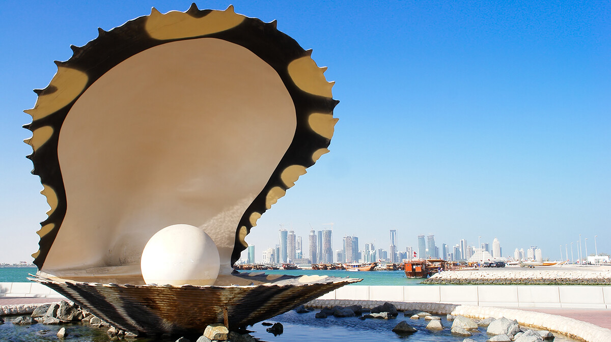 Doha - Pearl and oyster fountain in Corniche