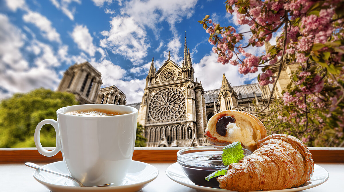 Kava i croassant ispred crkve Notre Dame na putovanju u Pariz