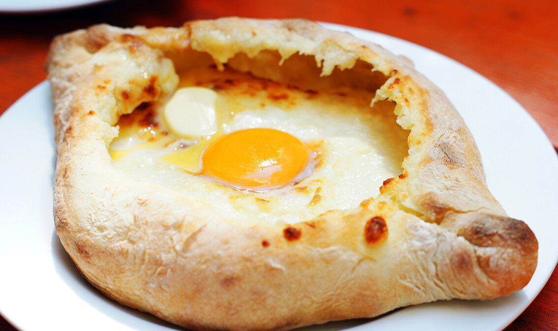 Gruzija, daleko putovanje u Gruziju, tradicionalno gruzijsko jelo Khachapuri, putovanje zrakoplovom