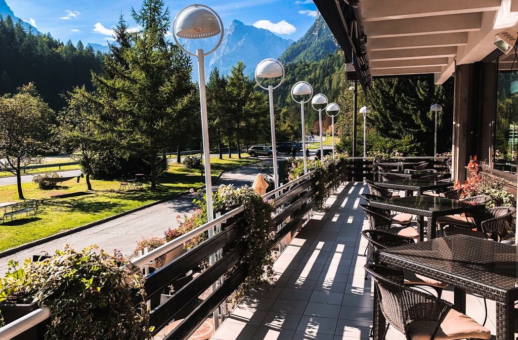 Slovenija, Best Western hotel Kranjska Gora, caffe bar na terasi hotela