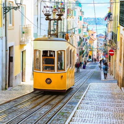 portugalska tura putovanje, žuti tramvaj u Lisabonu
