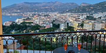 Sorrento grad na liticama, noćna panorama, putovanje jug Italije, mondotravel.hr