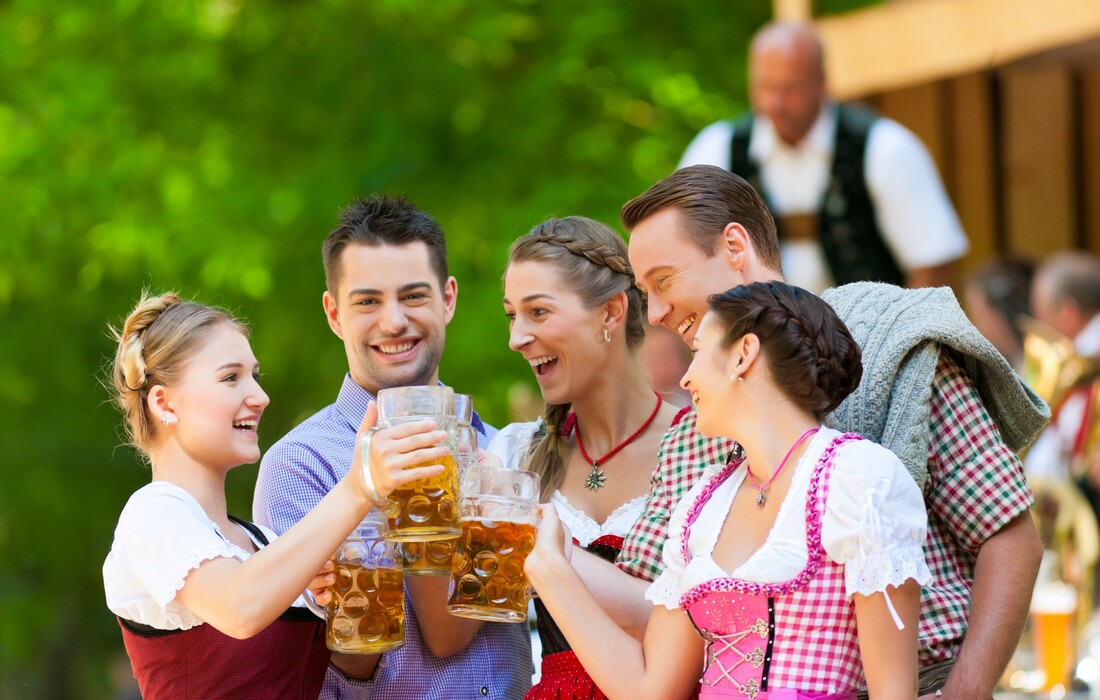mladi se zabavljaju na Oktoberfestu , autobusna putovanja, Mondo travel, europska putovanja