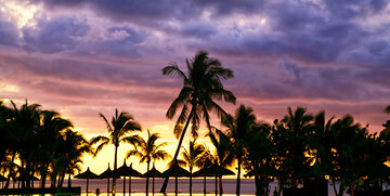 Mauricijus, predivan zalazak sunca na tropskoj plaži, daleko putovanje na Mauricijus