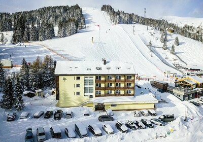 Hotel Lachtalhaus na ski stazi.