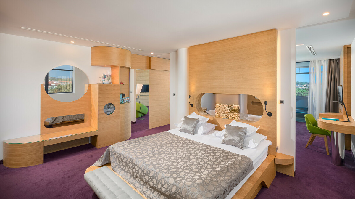 Hotel Sky Olympia, deluxe suite, pogled na grad, more i otoke