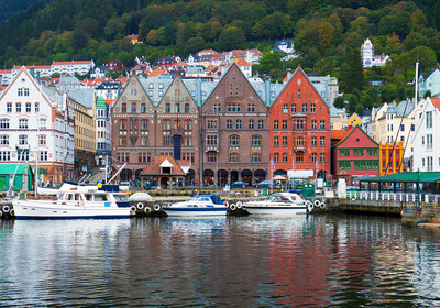 Raznobojne drvene kuće pod UNESCOM, putovanje Bergen, Norveška, Norveški fjordovi, mondo travel