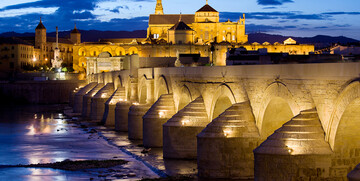 Osvjetljeni rimski most na ulazu u Cordobu, putovanje u Andaluziju
