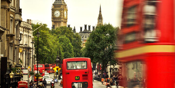 Crveni double decker bus i Big Ben na putovanju London avionom