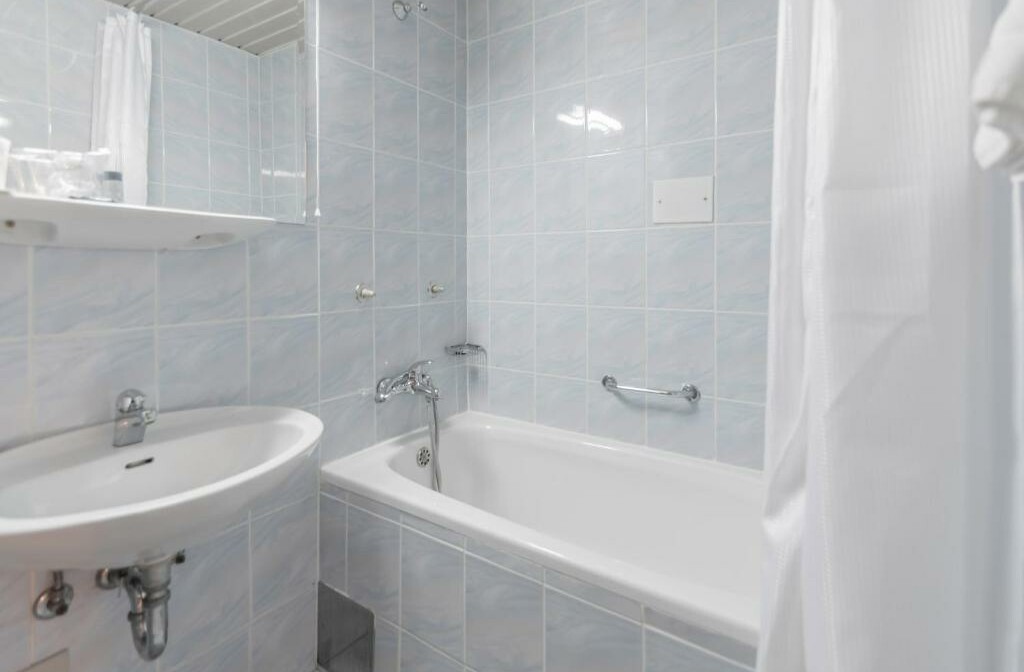 akovec, Hotel Park, kupaonica