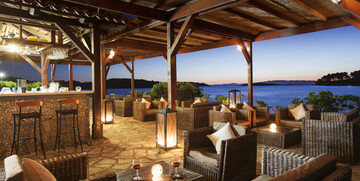 Ljetovanje u Hrvatskoj, Otok Mljet, hotel Odisej, beach bar, čaša vina uz zalazak sunca
