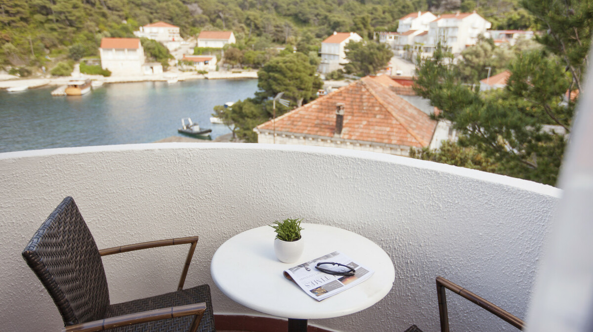Ljetovanje u Hrvatskoj, Otok Mljet, hotel Odisej, balkon sa pogledom na mjesto Pomena