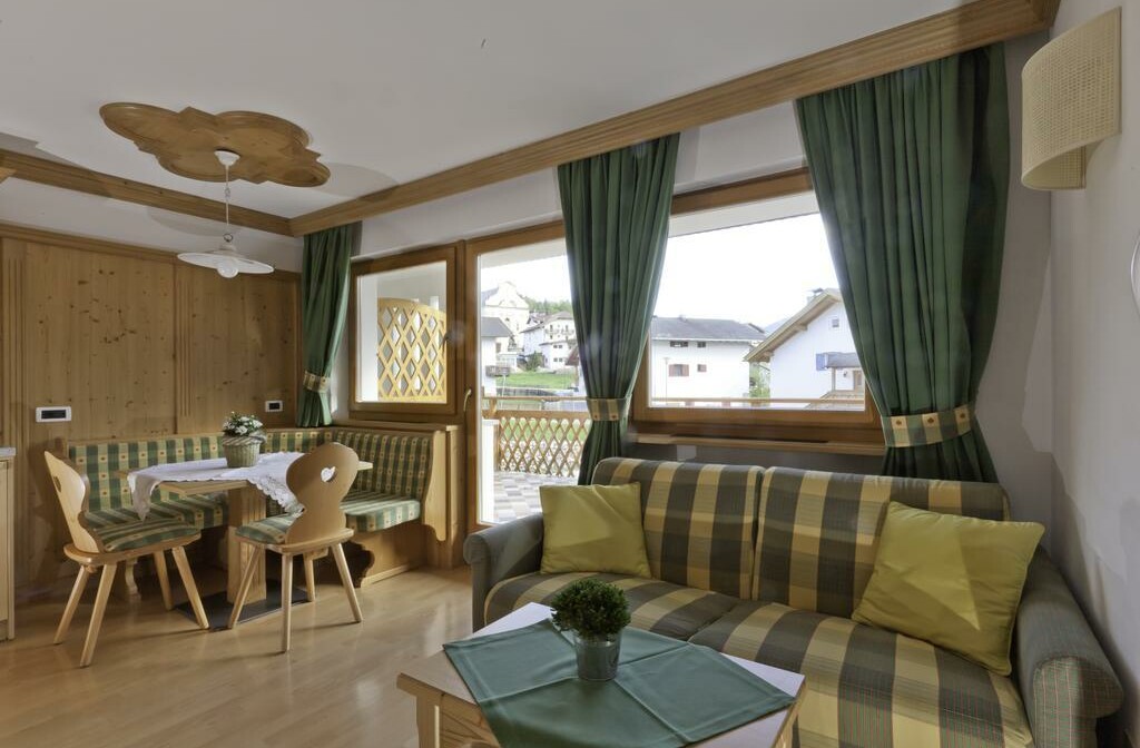 Skijanje u Italiji, Alta Badia, San Leonardo, Apartman Chalet Maria, dnevni boravak