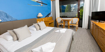 Skijanje i wellness u Sloveniji, Bled, Hotel Kompas, spavaća soba sa skijašem