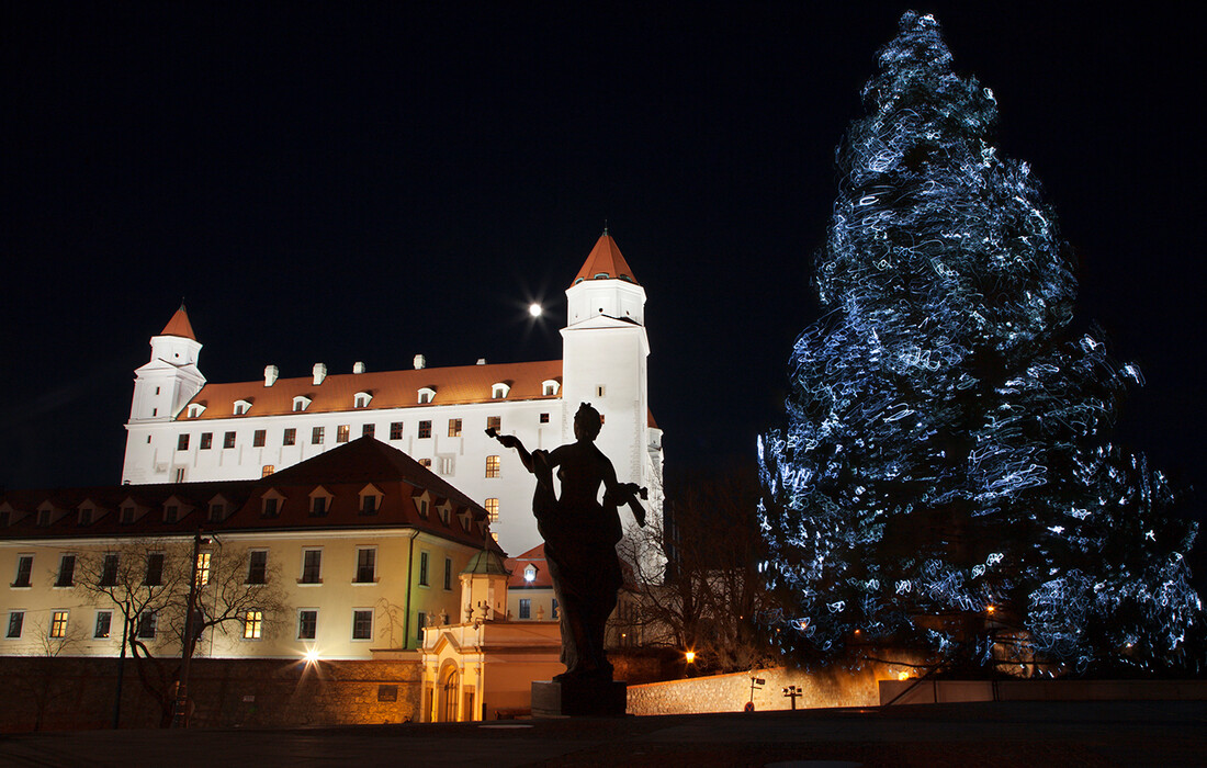 Osvjetljen Bratislavski dvorac i okićeni bor, Advent u Bratislavi, putovanje u Bratislavu