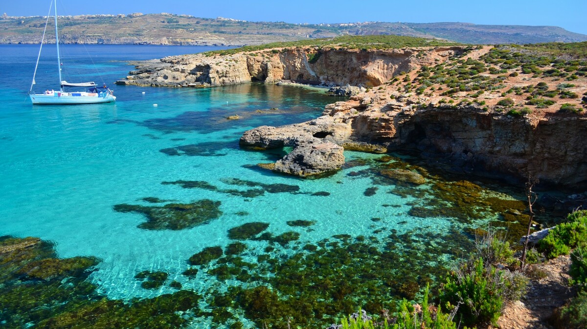 Malta, Comino, predivna tirkizna plaža, ljetovanje na mediteranu, direktni letovi, 