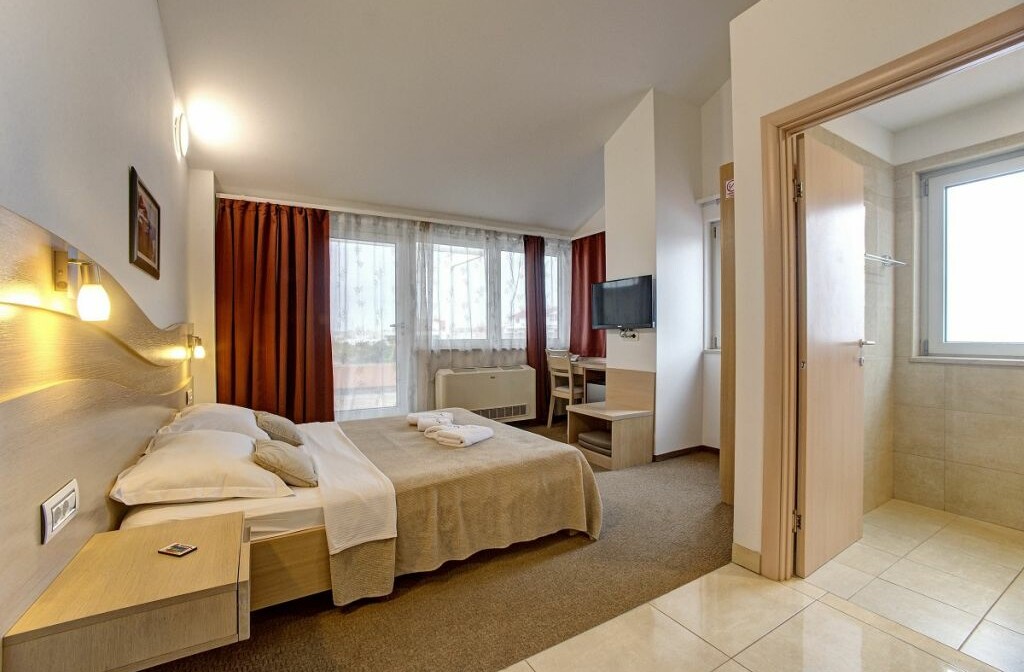 Vodice,hotel Scala-superior dvokrevetna soba, balkon, pogled more