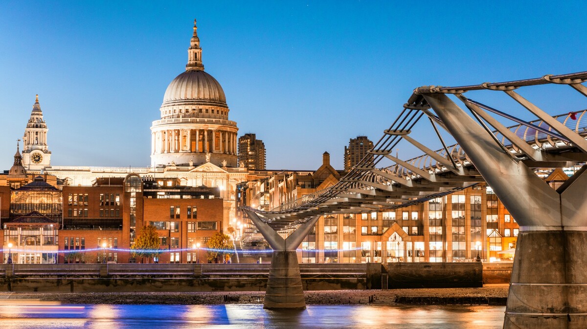 St. Paul's katedrala i milenijski most na putoavanju u London