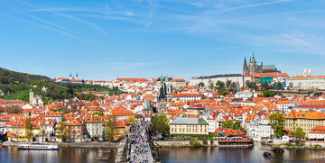 Prag, prekrasna panorama grada i Karlov most