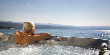 Vanjski jacuzzi s pogledom na more u hotelu Kristal, Opatija