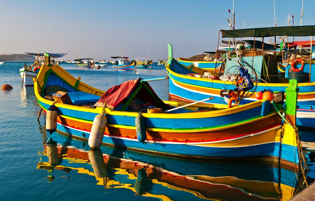 Luzzu čamci u 3 boje,  ljetovanje Mediteran, Malta, direktan let