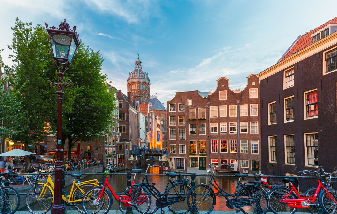 Kupola Sv. Nikole i bicikli uz kanal, putovanje u Amsterdam