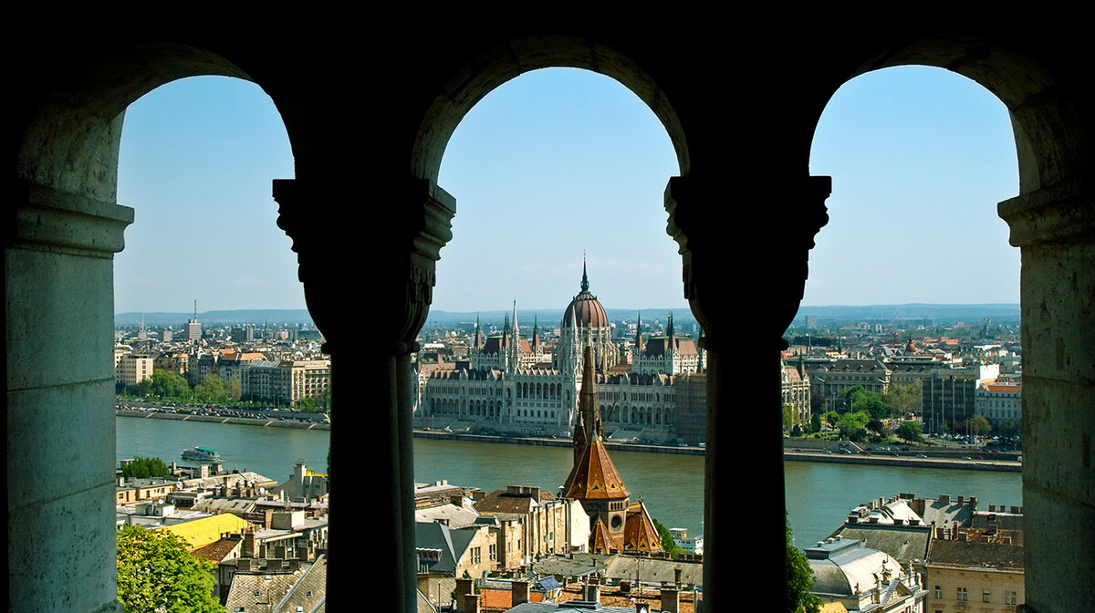 Pogled na Dunav i zgradu Parlamenta, putovanje u Budimpeštu, vikend u Budimpešti