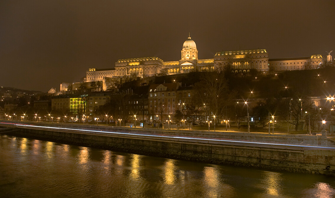 Pogled na osvjetljeni Budim sa Dunava, putovanje u Budimpeštu