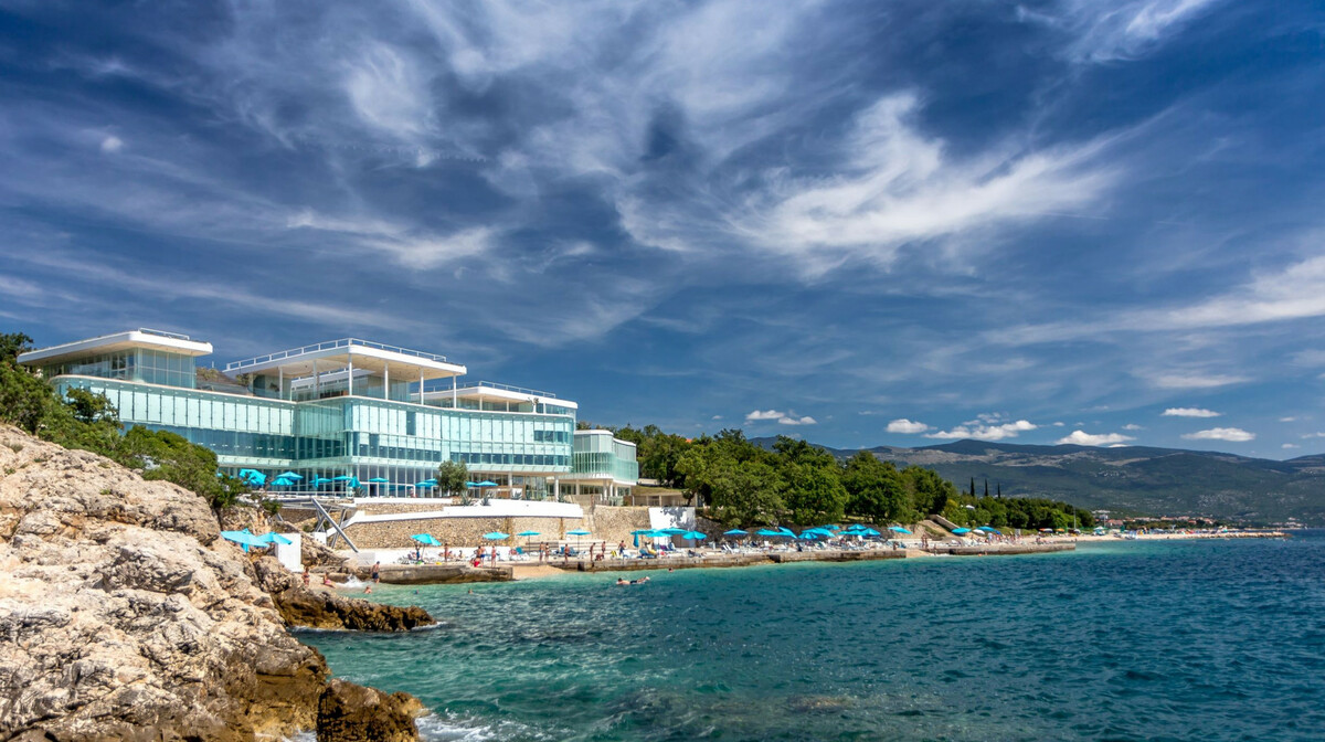 Panoramski pogled na plažu i hotel Novi Resort u Novom Vinodolskom, mondo travel