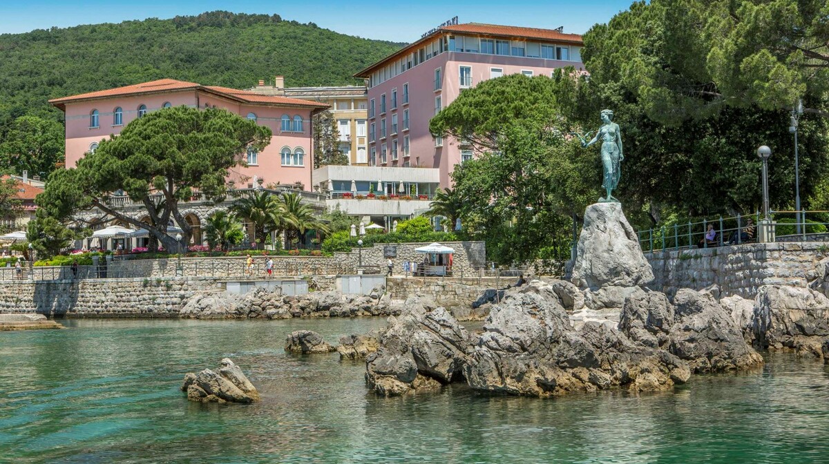 Hrvatska, ljeto, Opatija, hotel Milenij, djevojka sa galebom, šetnica