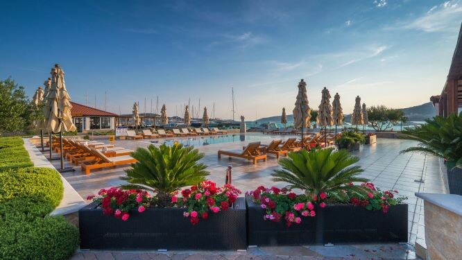 Marina Baotić,bazen uz restoran