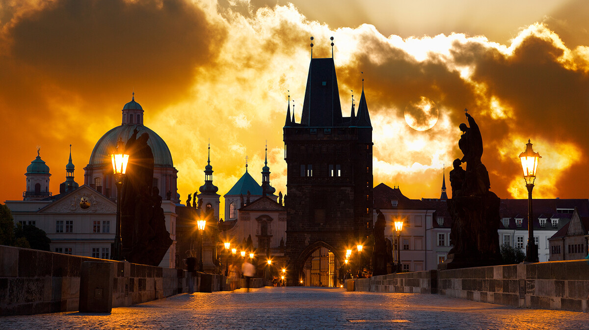 Prag, Karlov most-najstariji praški most, jedan od najposjećenijih simbola Praga