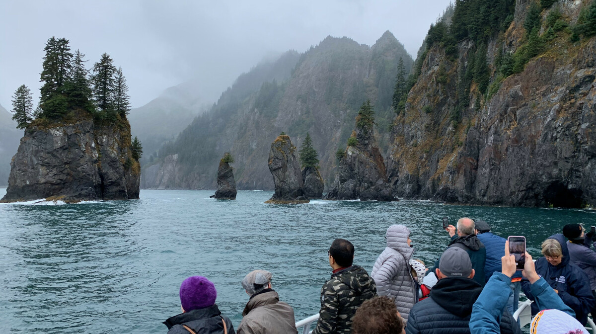 Ljudi slikaju stijene na Kenai fjordu