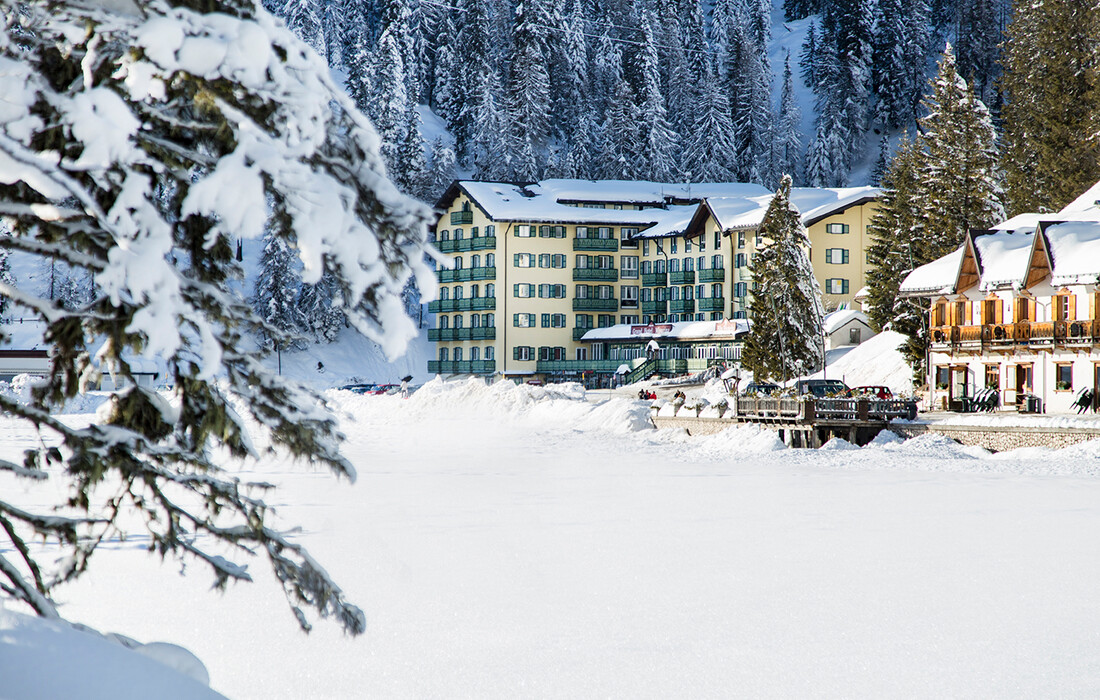 Skijanje u Italiji, skijalište Cortina d’Ampezzo, Grand hotel Misurina, pogled izvana