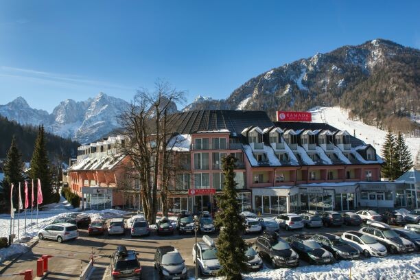 Skijanje Slovenija, Kranjska Gora, Ramada Hotel & Suites KG, parking ispred hotela u zimu