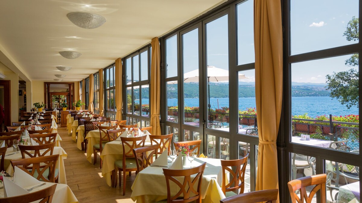 Hrvatska, Grand Hotel 4 opatijska cvijeta, restoran uz pogled na more
