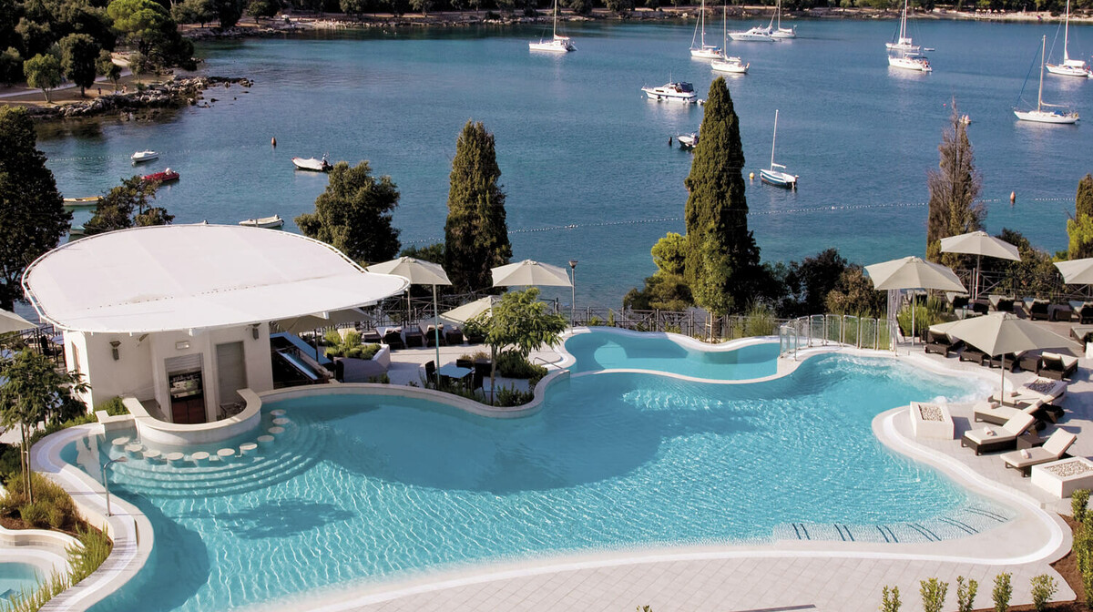 Vanjski bazen hotela Monte Mulini u Rovinju s pogledom na more, mondo travel