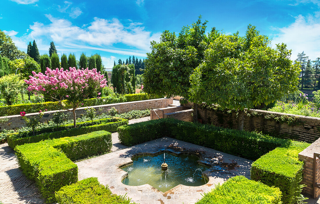 Fontana u vrtu Generalife u Alhambri, putovanje u Andaluziju