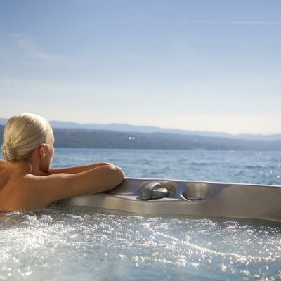 Vanjski jacuzzi s pogledom na more u hotelu Kristal, Opatija