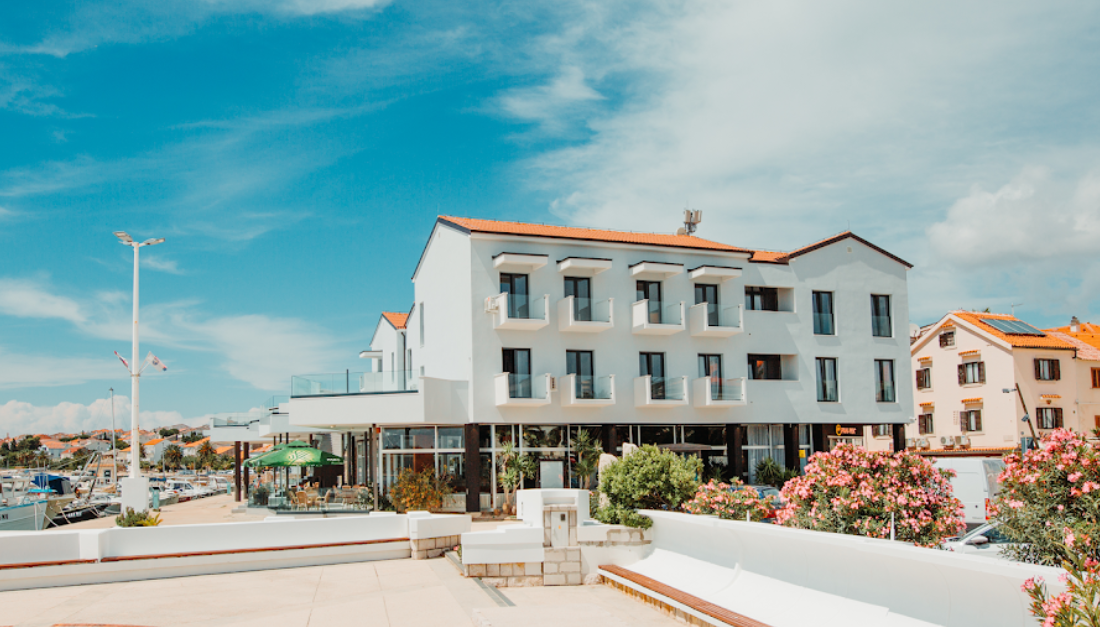 Novalja, Hotel Loža