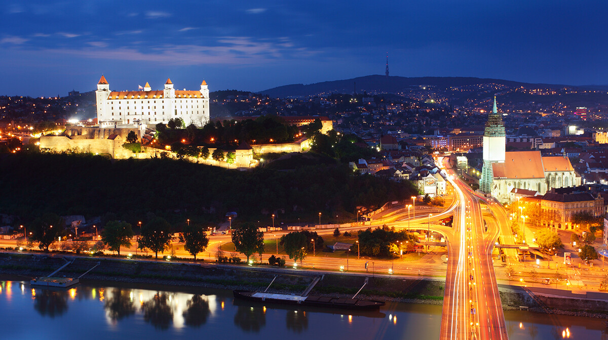 Most u Bratislavi i pogled na hrad, putovanje autobusom, putovanje u Bratislavu