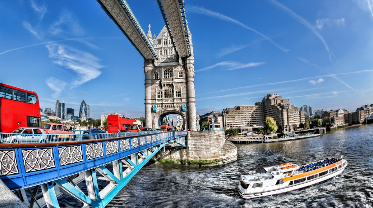 Tower bridge i rijeka Themsa na putovanju London avionom