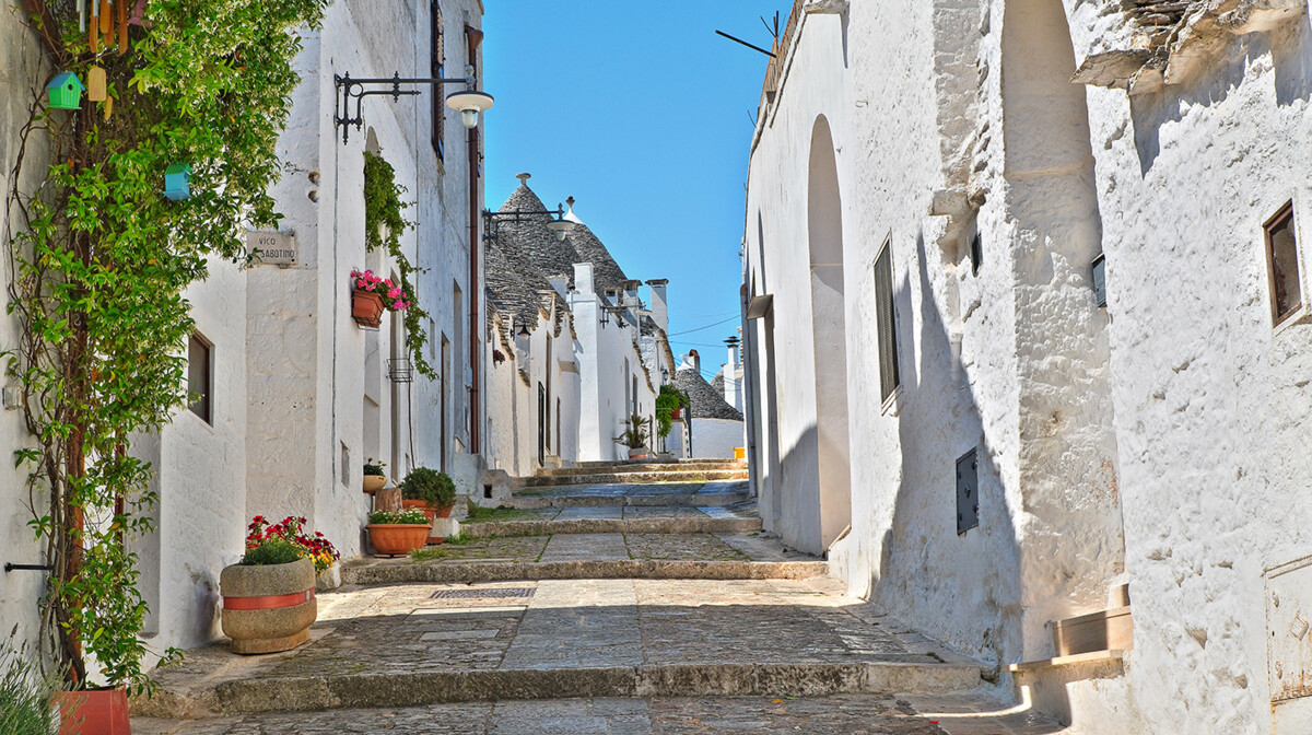 Bijele vapnenačke kuće trulli u Alberobellu, Apulija i Basilicata, Mondo travel