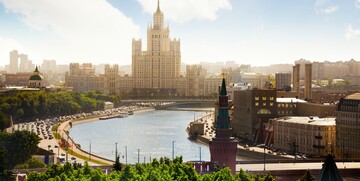 Zgrada hotela Radisson Blu i rijeka Moskva, daleka putovanja